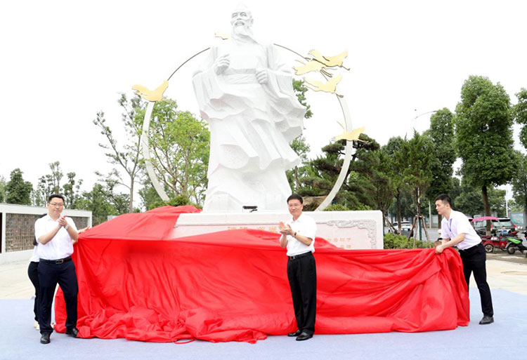 朱金平、陳遠(yuǎn)為善卷雕像揭幕